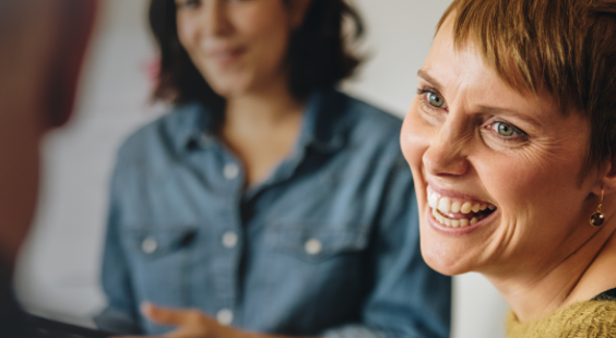 Femme souriante dans un cercle d'amis